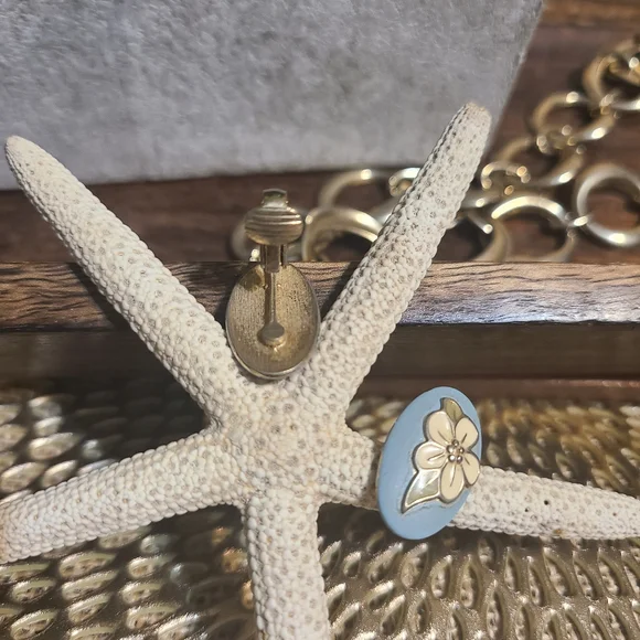 Vintage Cream/Blue Floral Clip On Earings - Picture 4 of 5